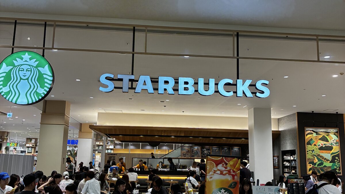 Another angle inside the same Starbucks at AEON Kita-Nagoya, packed with seated customers, mostly younger people and students